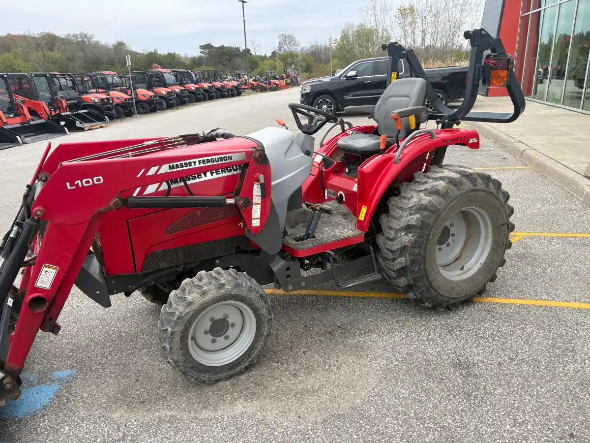 Gallery image 2 for 2013 Massey Ferguson 1529 Tractor