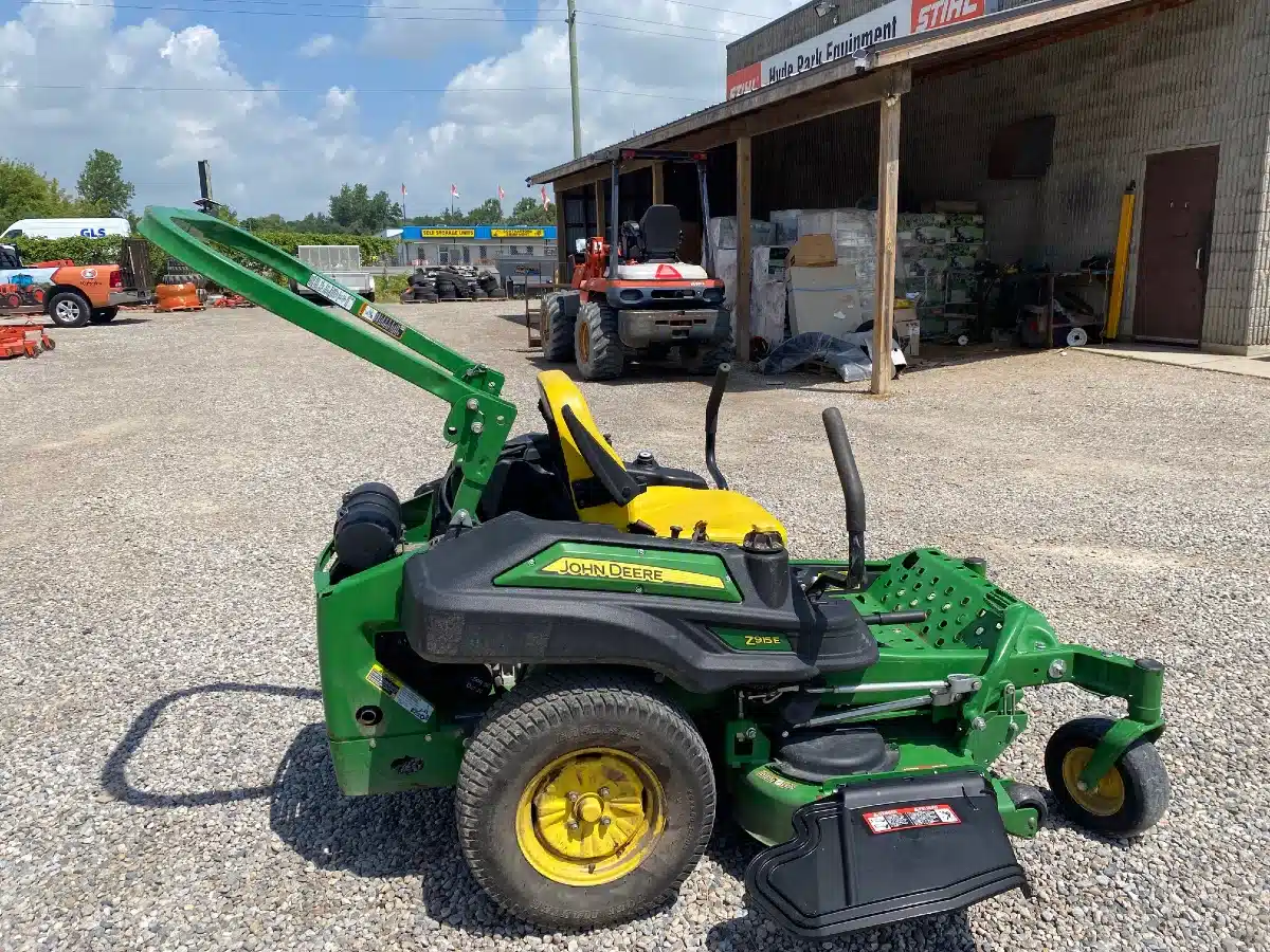 Photo de la Galerie 2 pour 2018 John Deere Z915E Tondeuse à rayon de braquage zéro