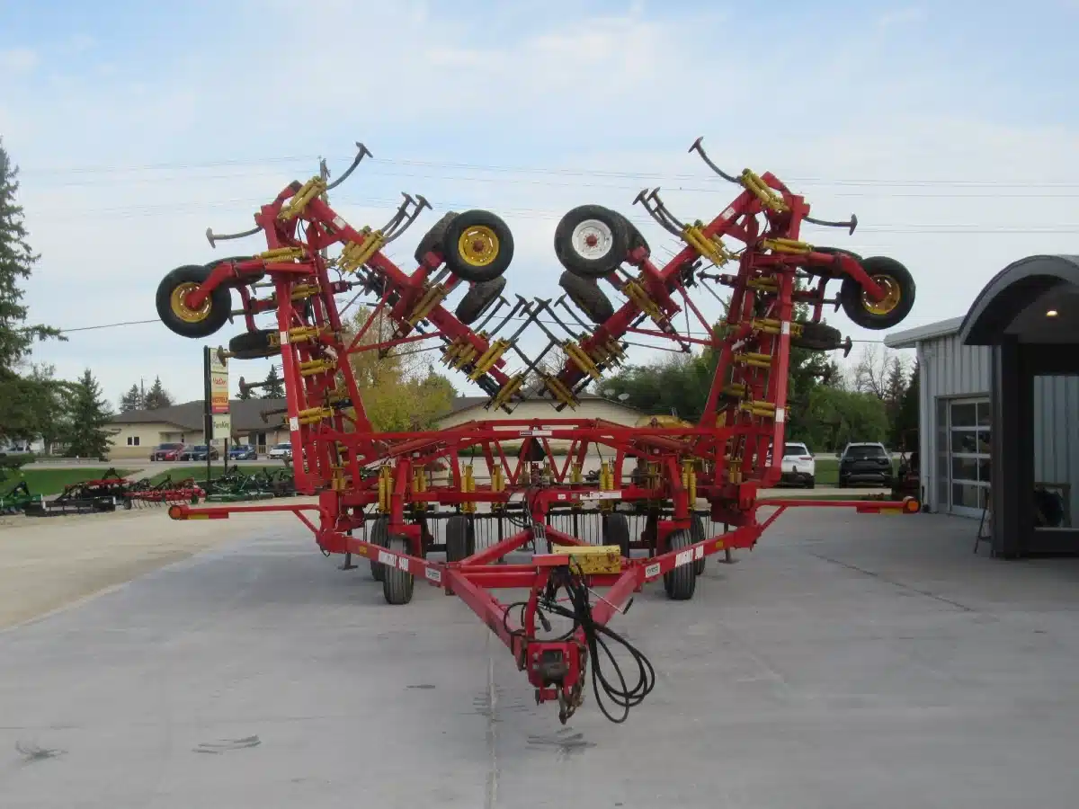 Gallery image 2 for Used 2013 Bourgault 9400 60FT Chisel Plow