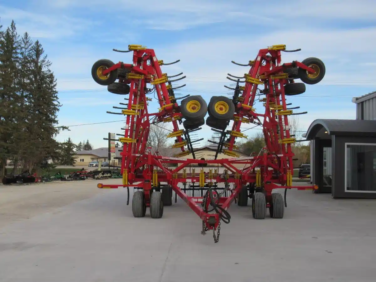 Gallery image 2 for Used 2016 Bourgault 9500 70 Ft Chisel Plow