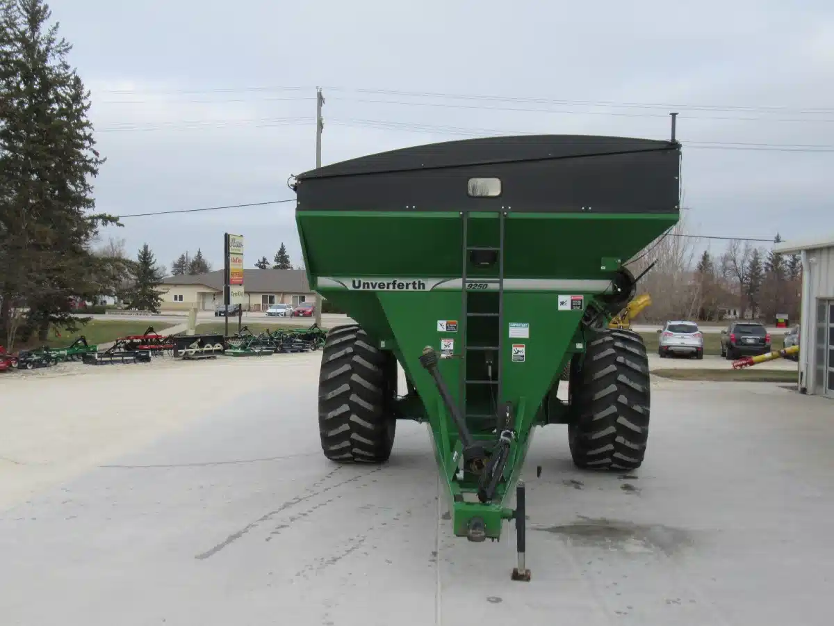Gallery image 2 for 2008 Unverferth 9250 Grain Cart - 17 Inch Corner Auger Grain Cart