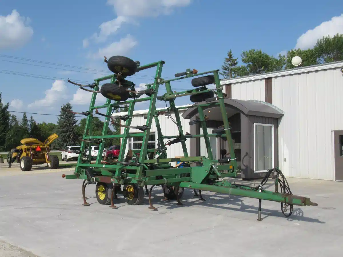 Gallery image 1 for 1998 John Deere 680 33 Ft Chisel Plow
