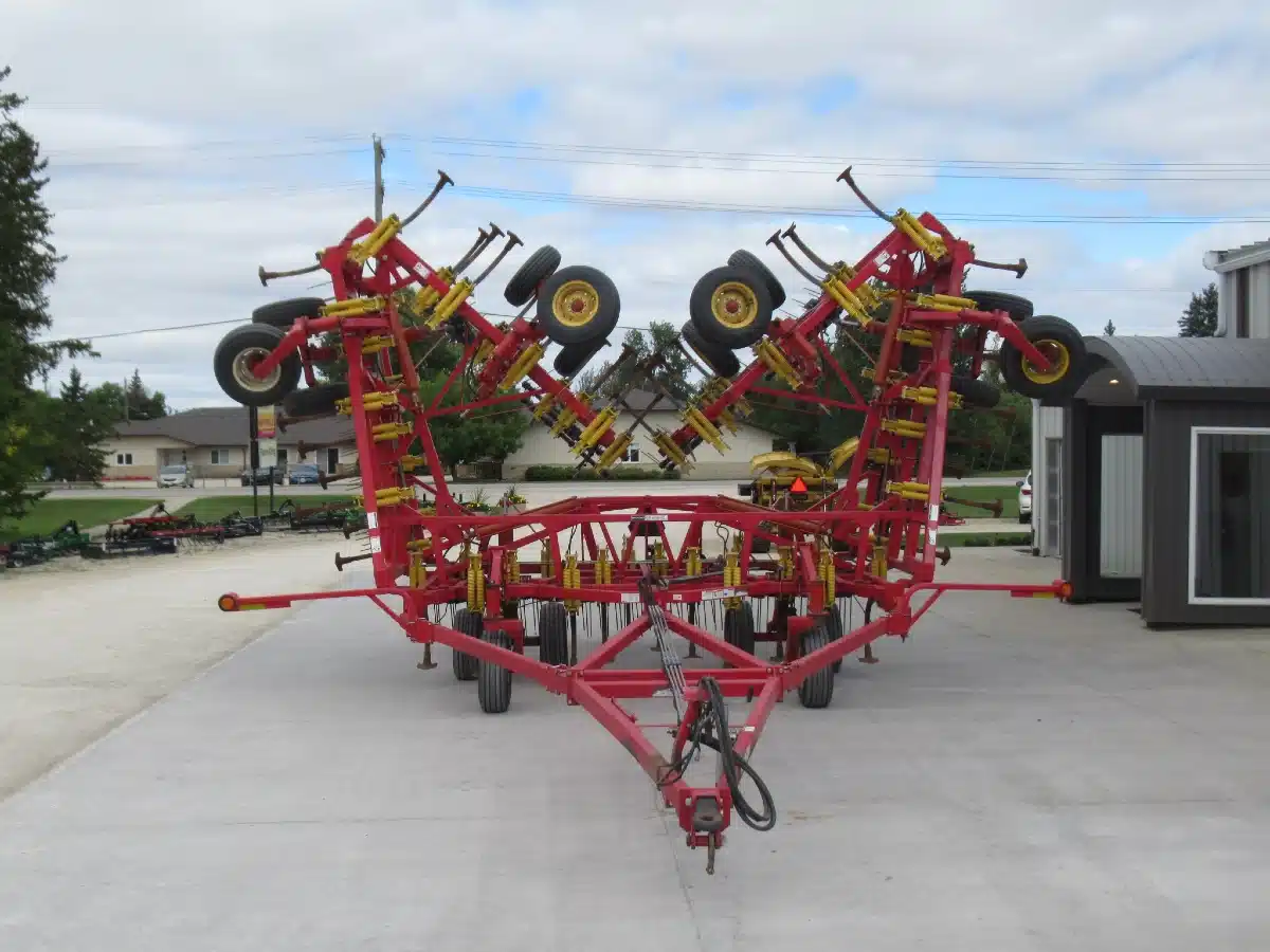 Gallery image 2 for 2016 Bourgault 9400- 60 Ft Chisel Plow