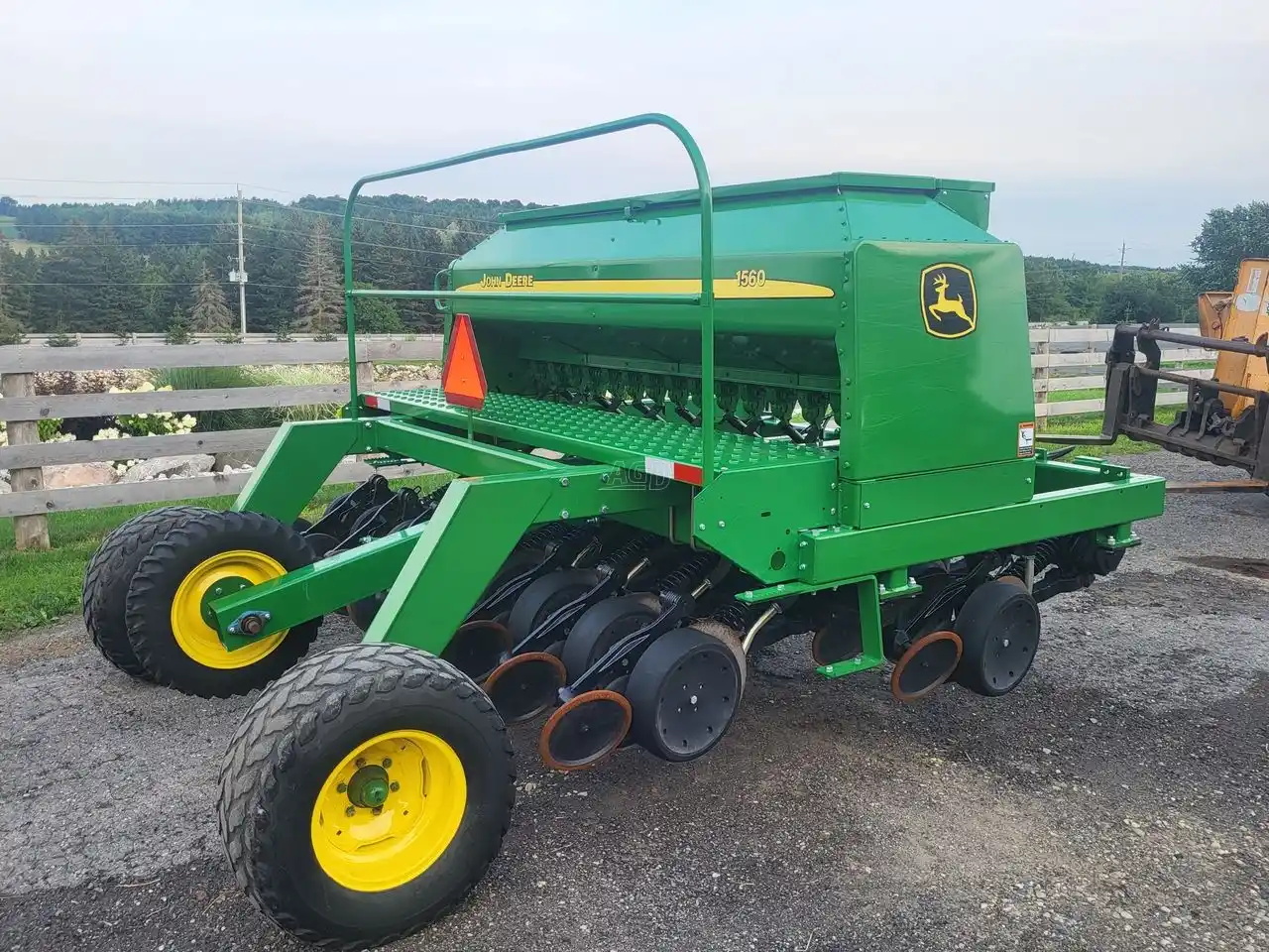 Gallery image 2 for Used 1999 John Deere 1560 Drill