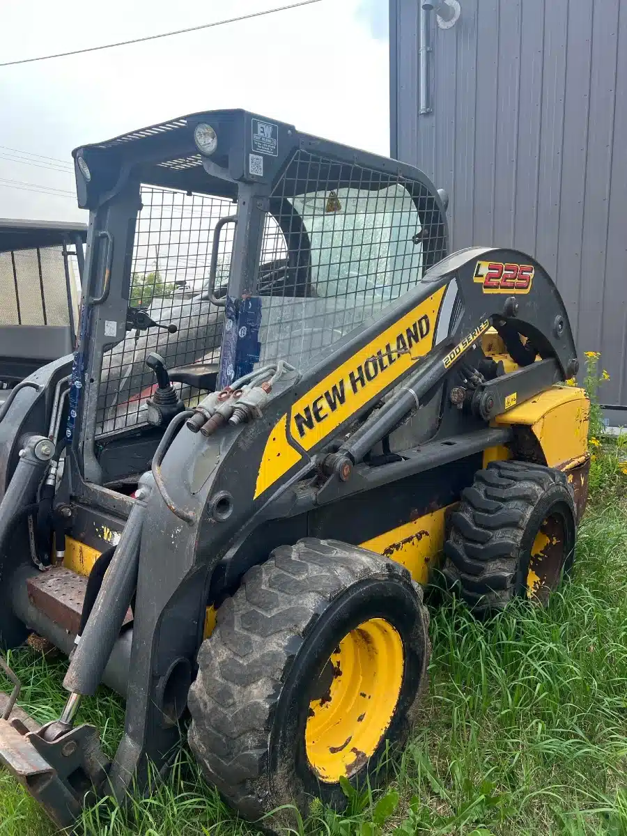 Gallery image 2 for 2015 New Holland L225 Skid Steer