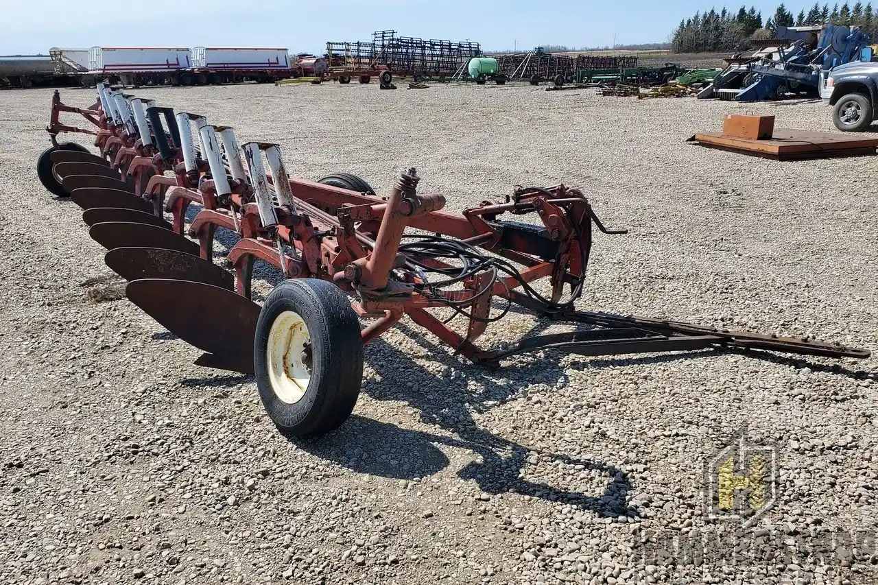 Gallery image 1 for Used International Harvester 700 Plow