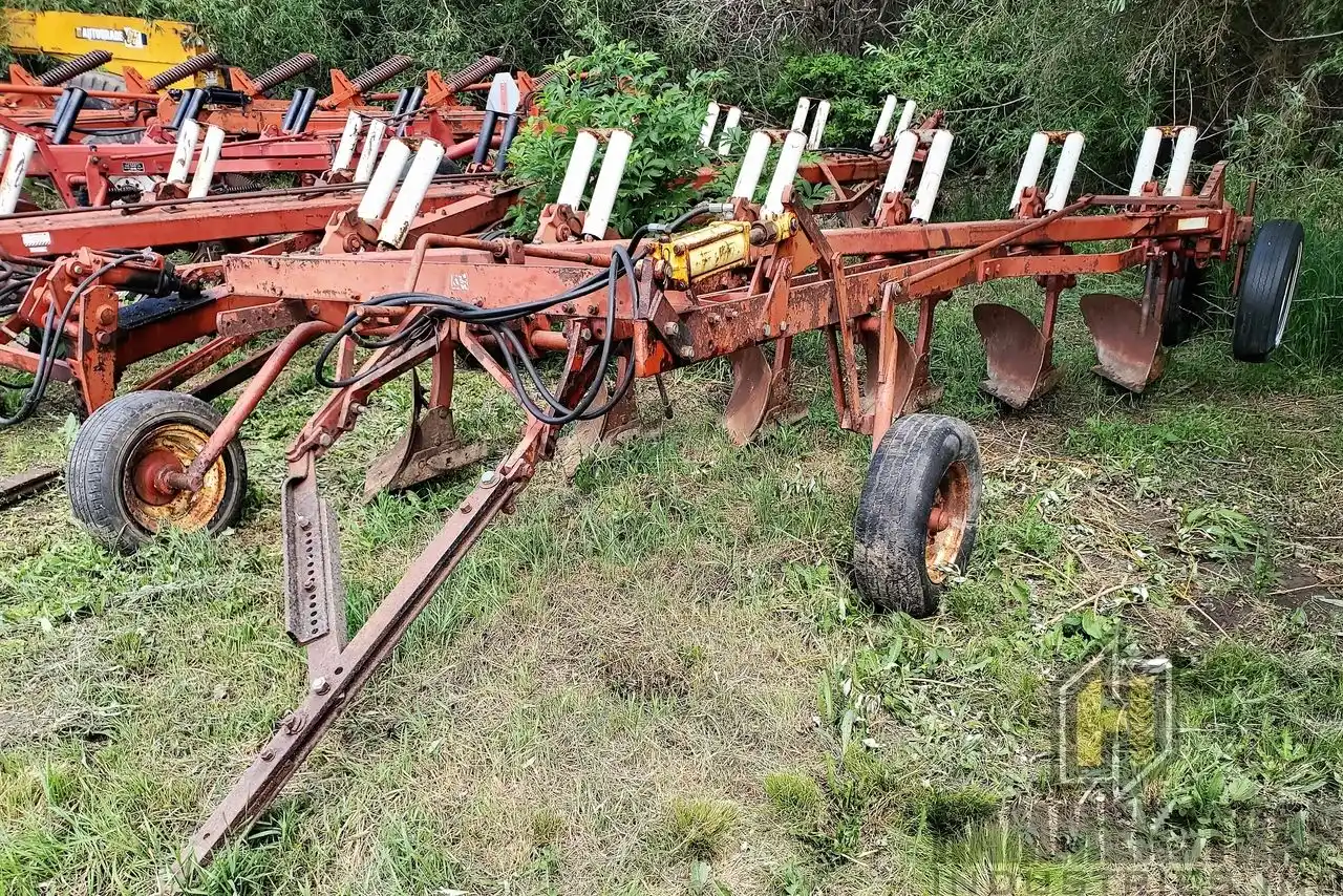 Gallery image 1 for Used International Harvester 770 Plow