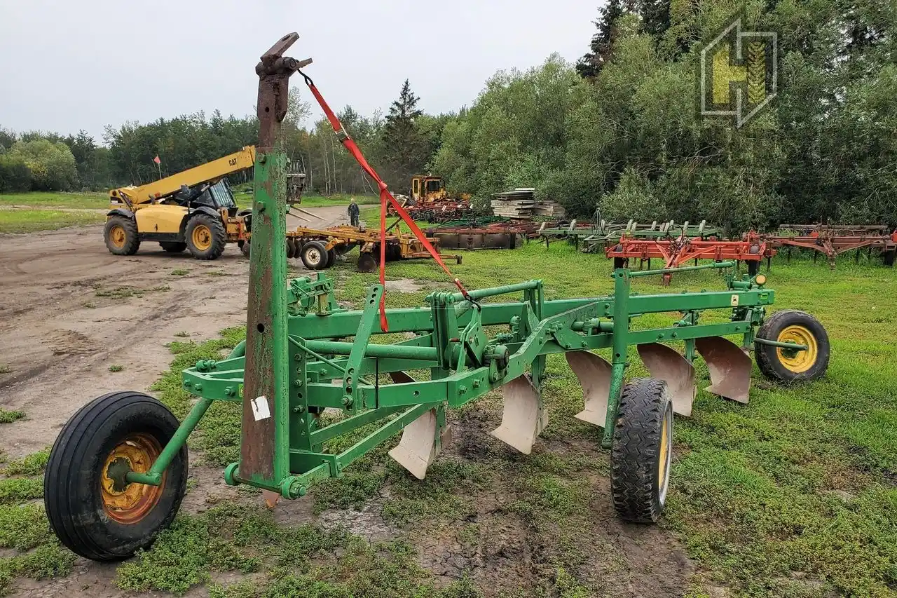 Gallery image 2 for Used John Deere 3100 Plow