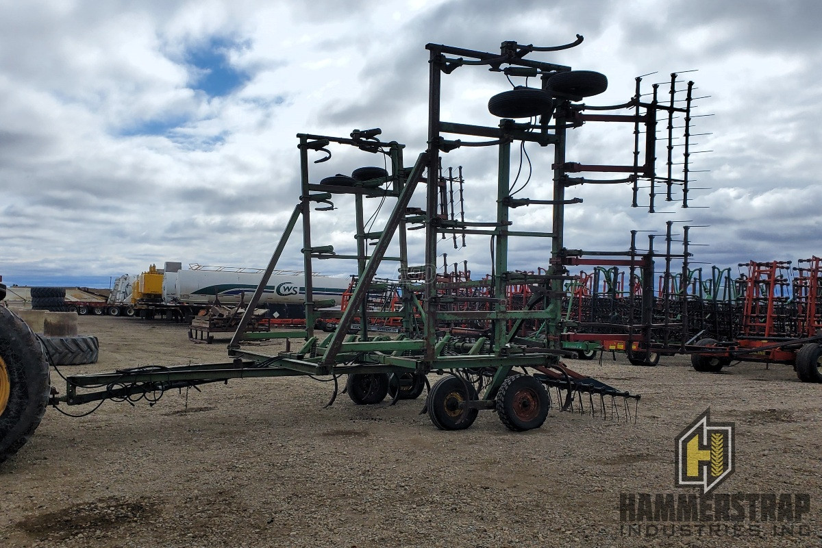 Gallery image 2 for Used John Deere 1600 Chisel Plow