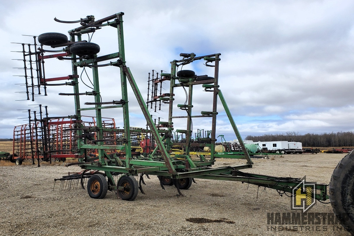 Gallery image 1 for Used John Deere 1600 Chisel Plow