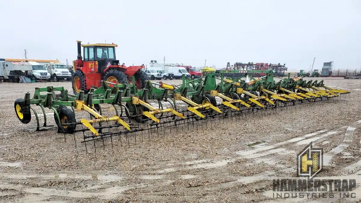 Gallery image 2 for Used John Deere 1650 Chisel Plow