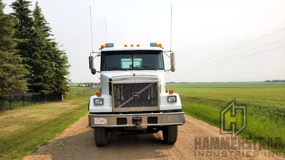 Gallery image 2 for 1998 Volvo Day Cab Semi-Truck