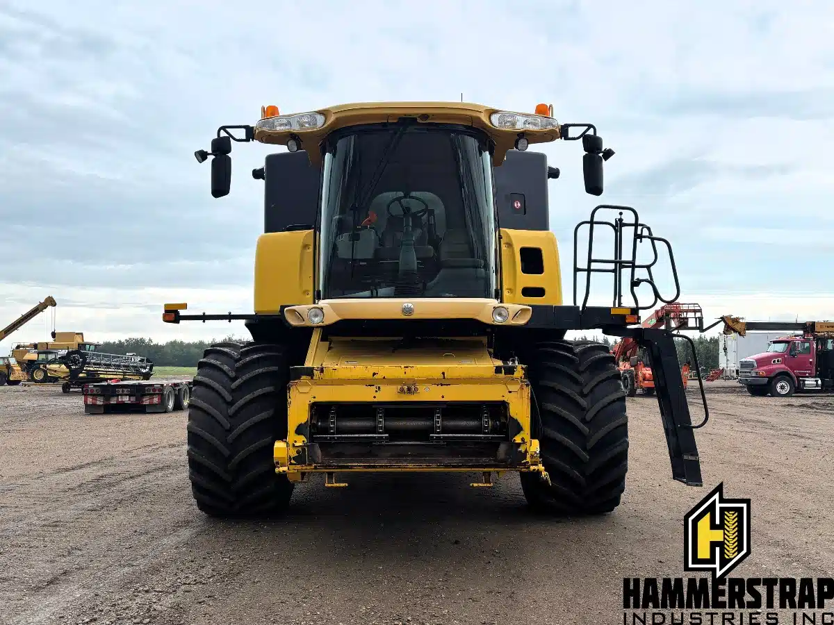 Gallery image 2 for 2004 New Holland CX840 Combine