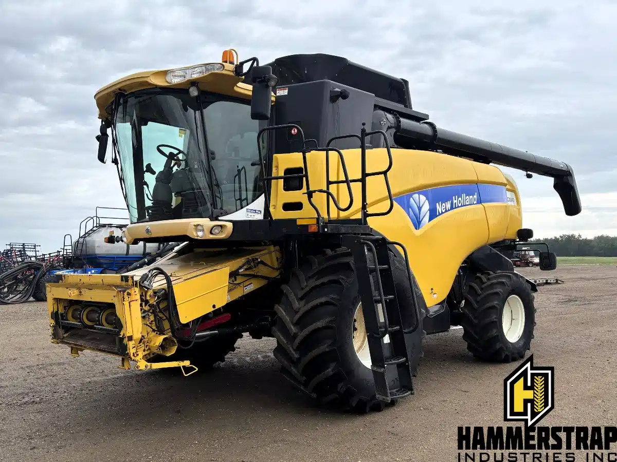 Gallery image 1 for 2004 New Holland CX840 Combine