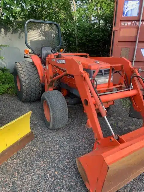 Gallery image 2 for Used 2003 Kubota L2900 Tractor