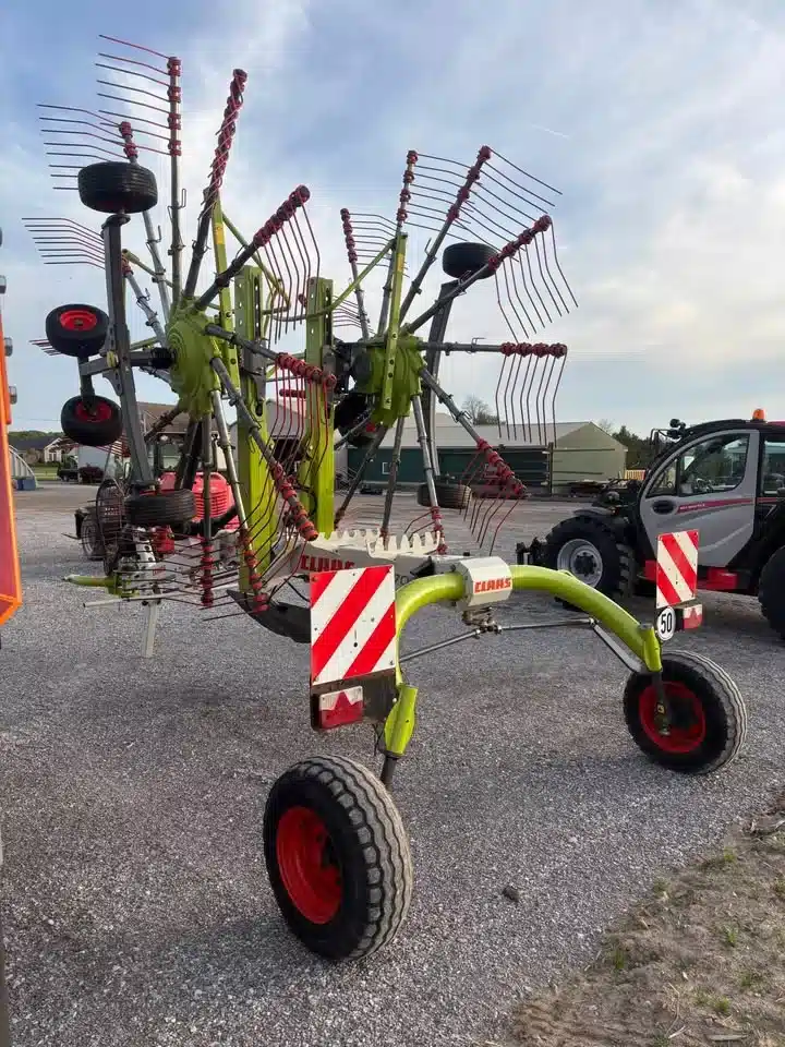 Gallery image 2 for Used CLAAS LINER 2700 Rake