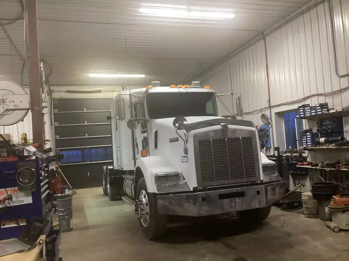 Gallery image 2 for 2001 Kenworth T800 Semi-Truck