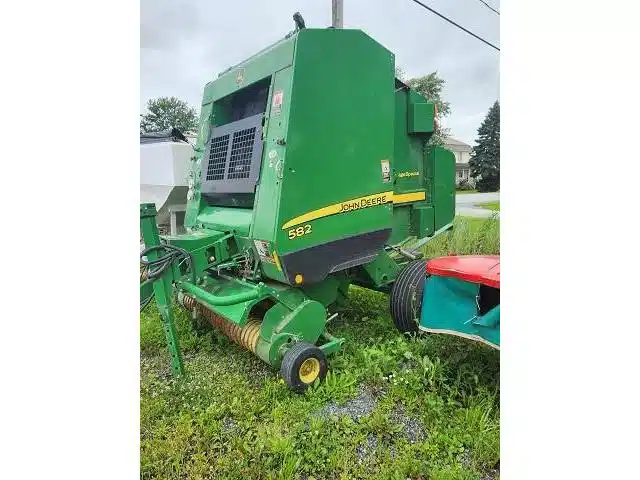 Gallery image 1 for 2009 John Deere 582 Round Baler