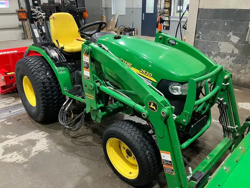 Gallery image 2 for Used John Deere 2520 Tractor