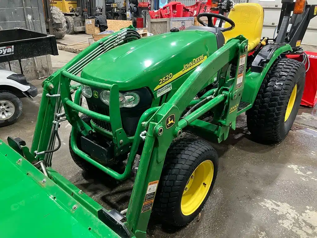 Gallery image 1 for Used John Deere 2520 Tractor