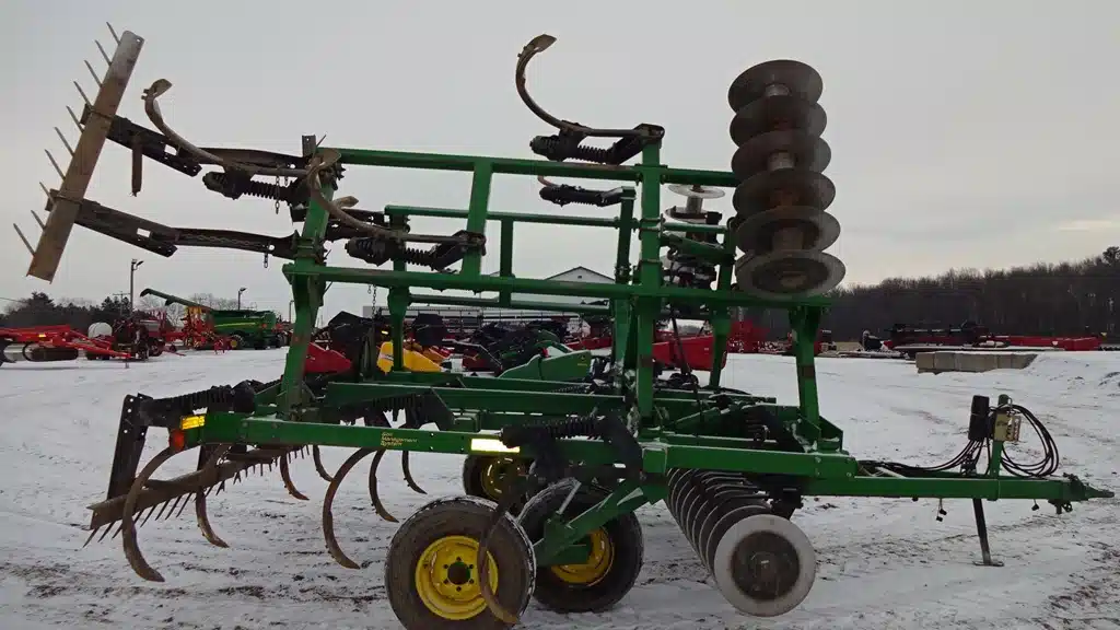 Gallery image 2 for John Deere 714 Disc Chisel