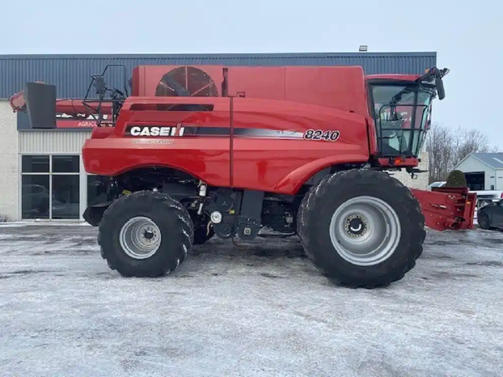 Gallery image 2 for 2015 Case IH 8240 Combine