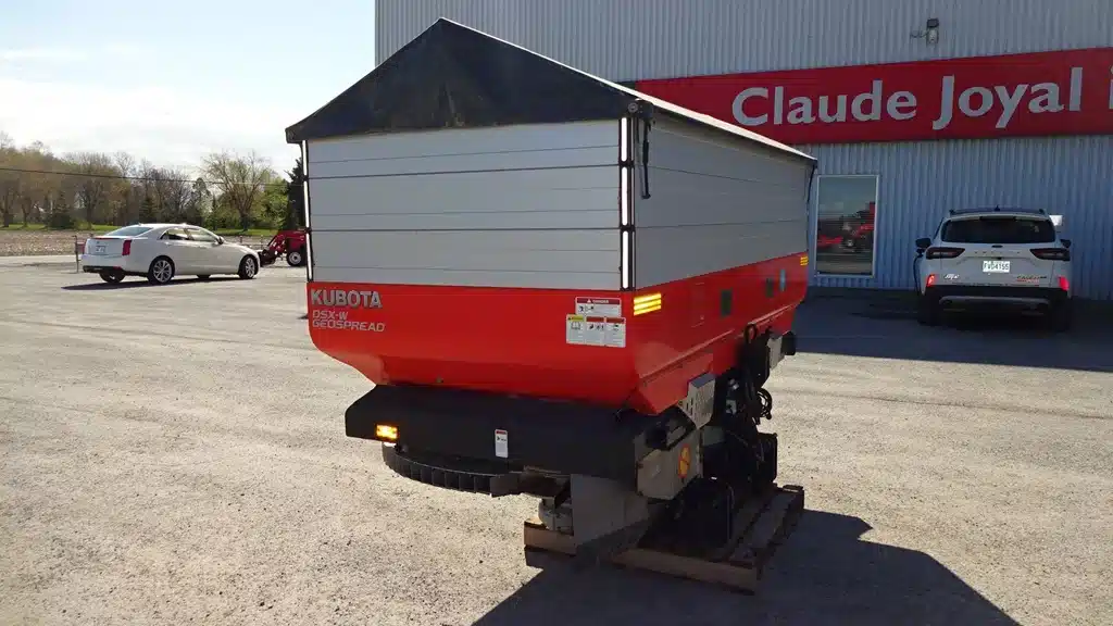 Gallery image 1 for Kubota dsx-w geo Spreader - Fertilizer