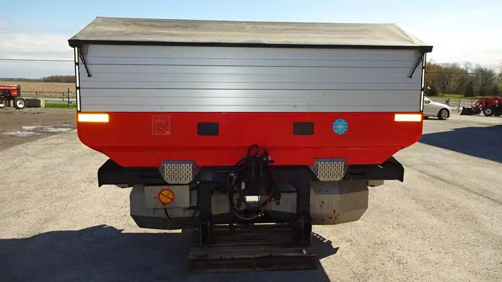 Gallery image 2 for Kubota dsx-w geo Spreader - Fertilizer
