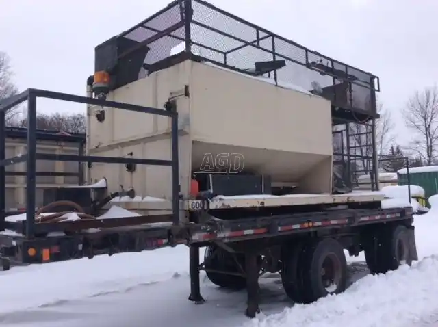 Gallery image 1 for Used Semoir Bowie 2500 gallons Imperial avec remorque 1981 Drill