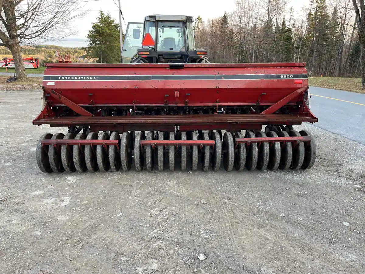 Gallery image 2 for Used Harvest International 6200 Drill