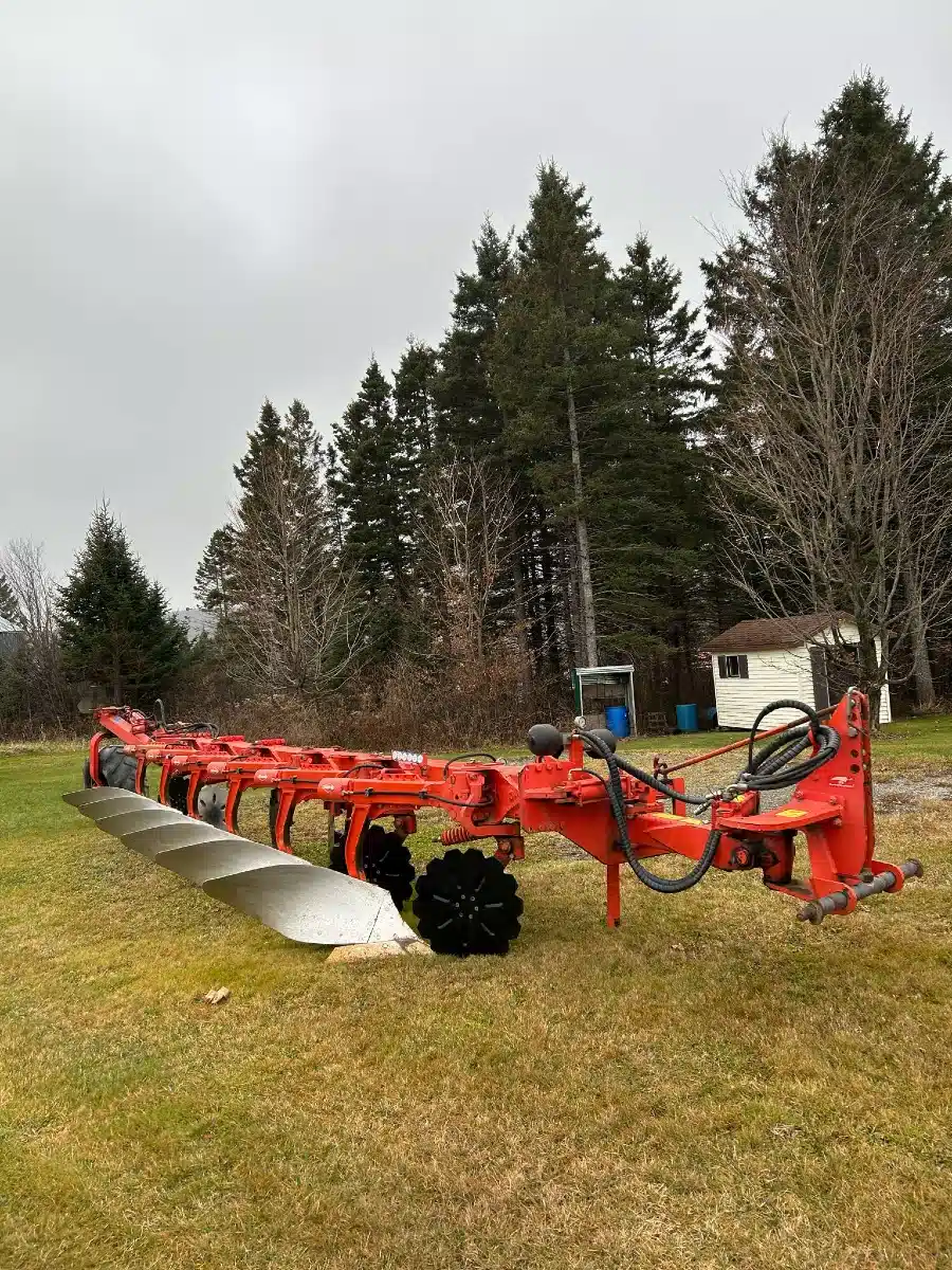 Gallery image 1 for Used 2004 Kuhn VARI-LANDER 6 Plow