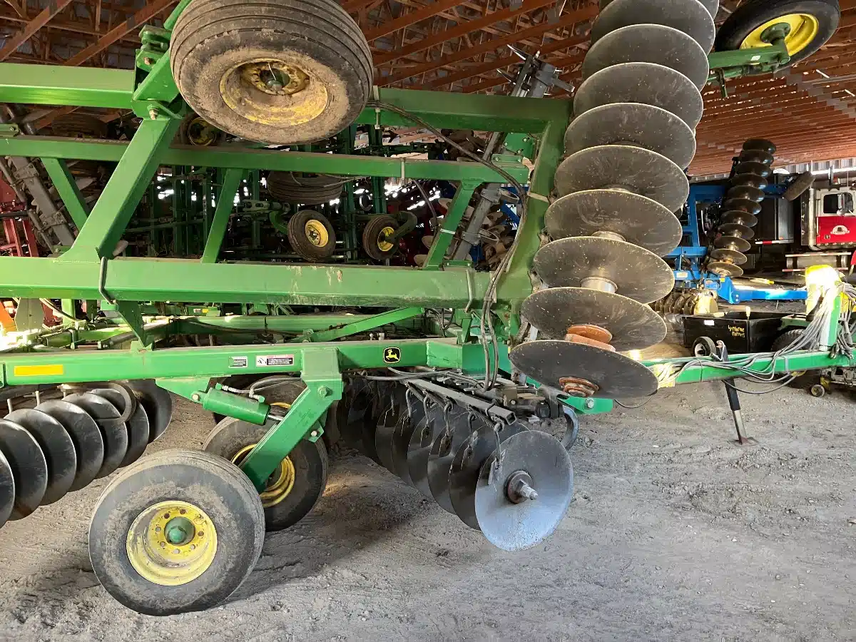 Gallery image 2 for Used John Deere 637 Disc