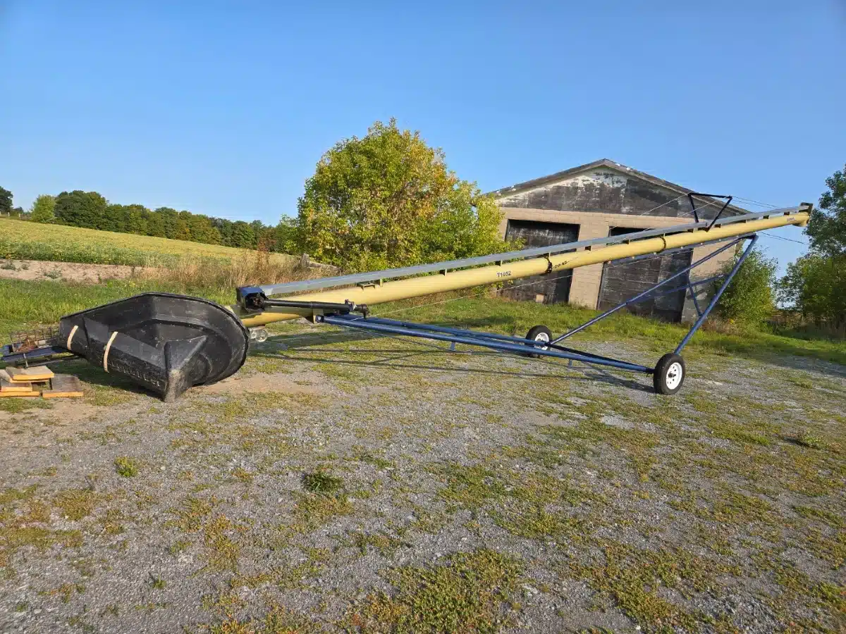 Used Harvest International T1052 Grain Auger