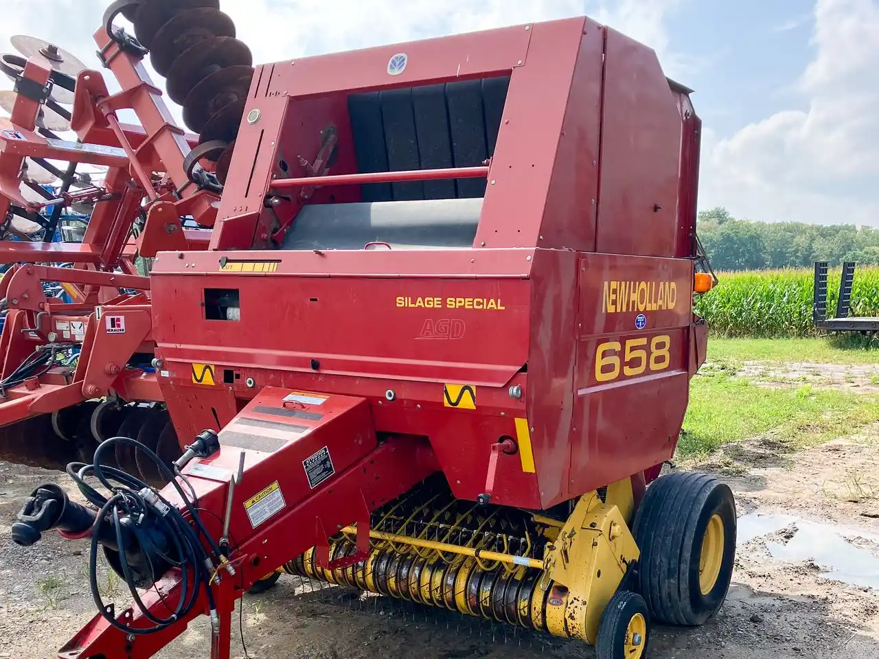 Gallery image 1 for New Holland 658 Round Baler