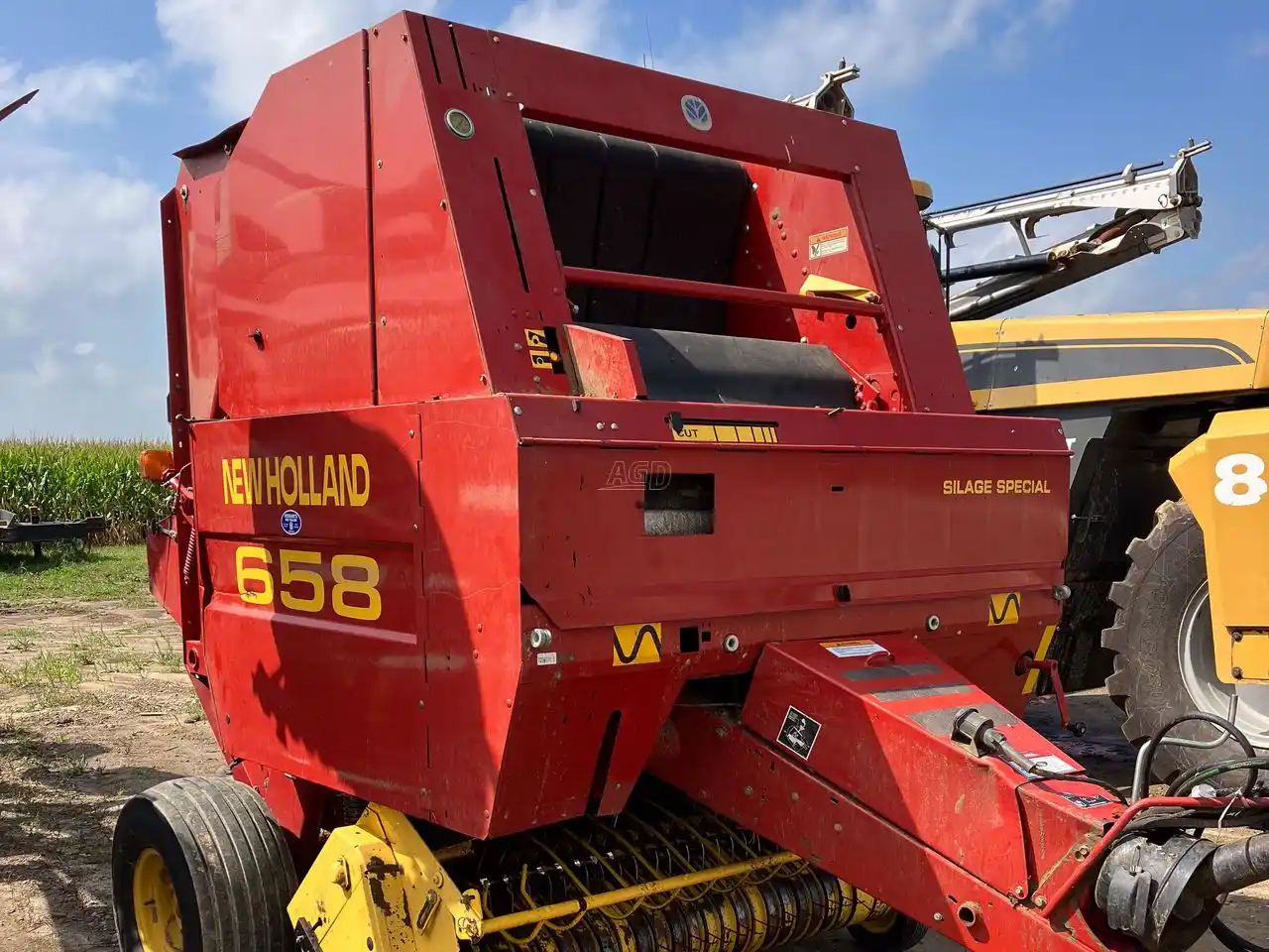 Gallery image 2 for New Holland 658 Round Baler