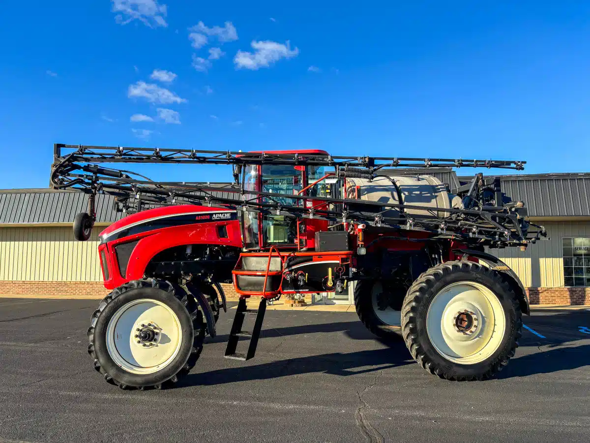 Gallery image 2 for Used 2011 Apache AS1020 Sprayer - Self Propelled