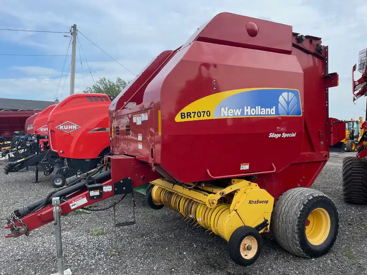 Gallery image 1 for Used New Holland BR7070 Round Baler