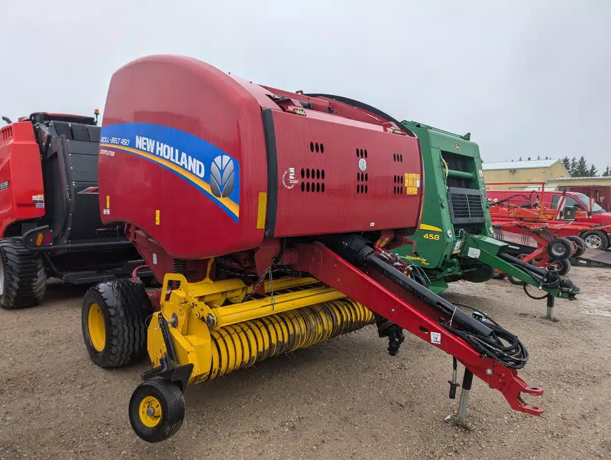 Gallery image 2 for 2017 New Holland ROLL-BELT 450 Round Baler