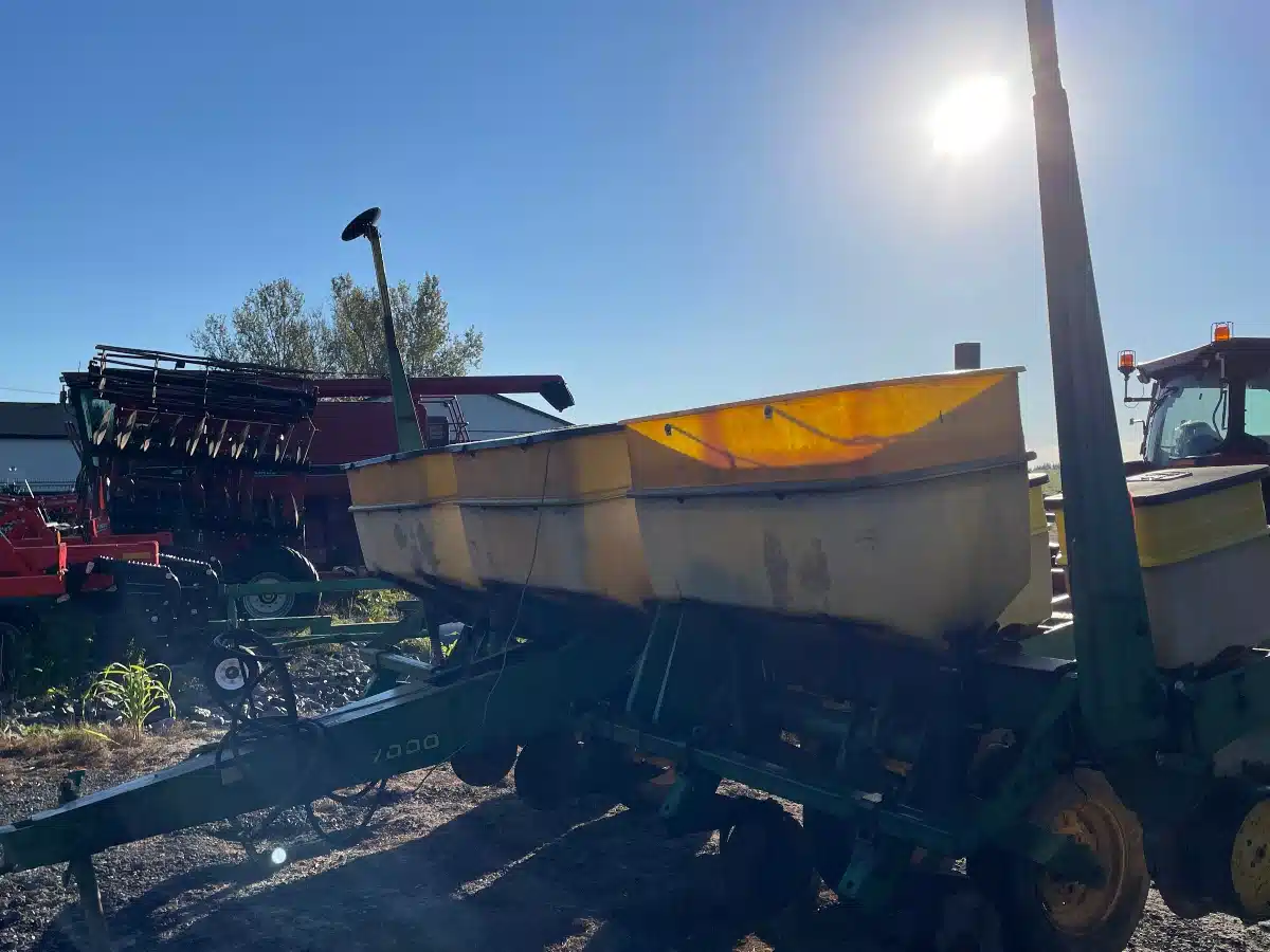 Gallery image 2 for Used John Deere 7000 Planter
