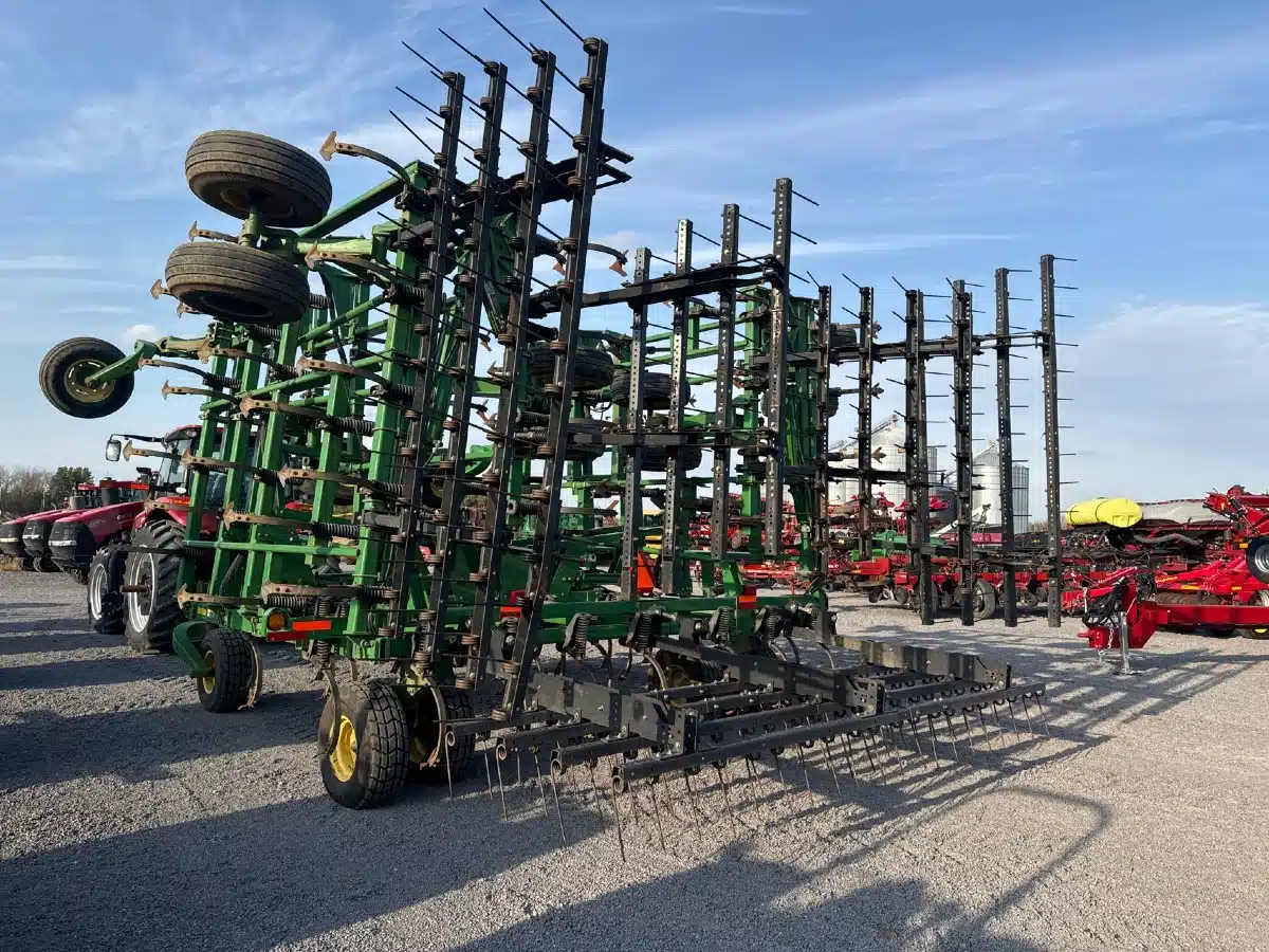 Gallery image 2 for Used John Deere 2210 Cultivator