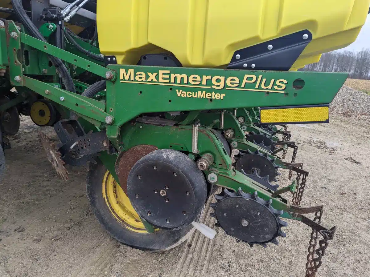 Gallery image 2 for Used 2002 John Deere 1770 Planter