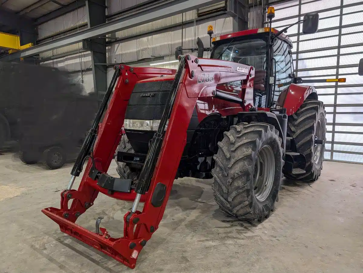Gallery image 2 for Used 2011 Case IH MAGNUM 225 CVT Tractor