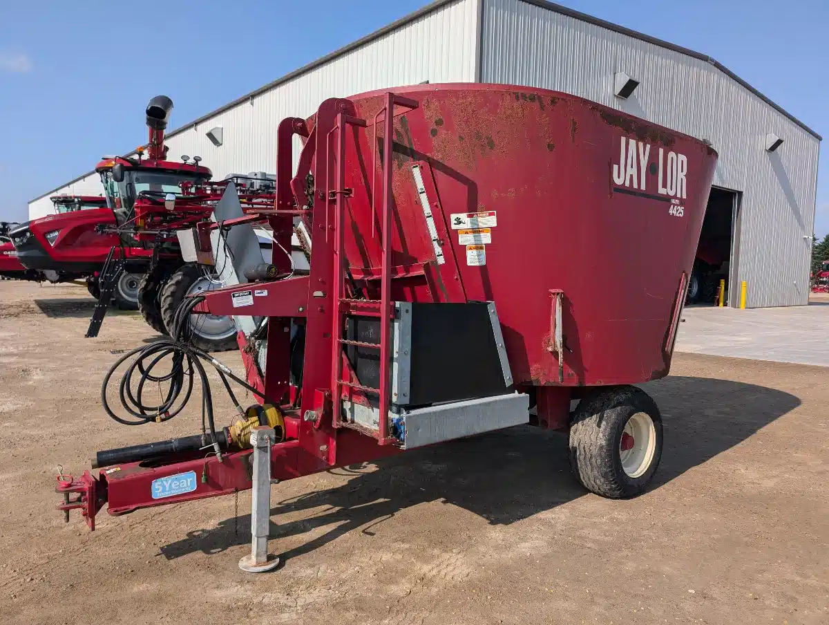 Gallery image 1 for Used 2010 Jaylor 4425 TMR Mixer