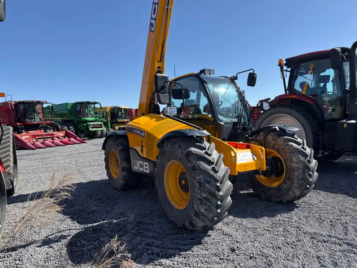 Gallery image 2 for New 2023 JCB 542-70 AGRI+ Dozer