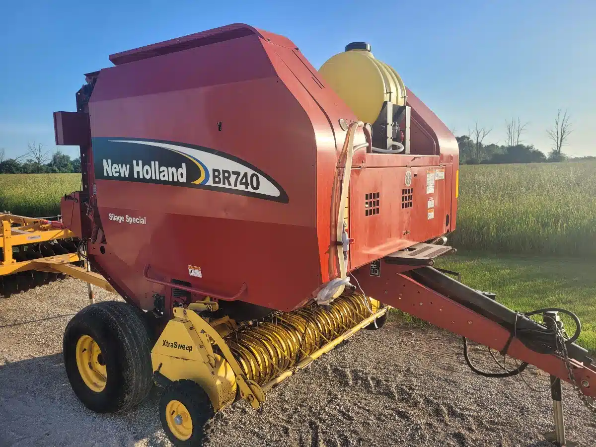 Gallery image 2 for Used New Holland BR740 Round Baler