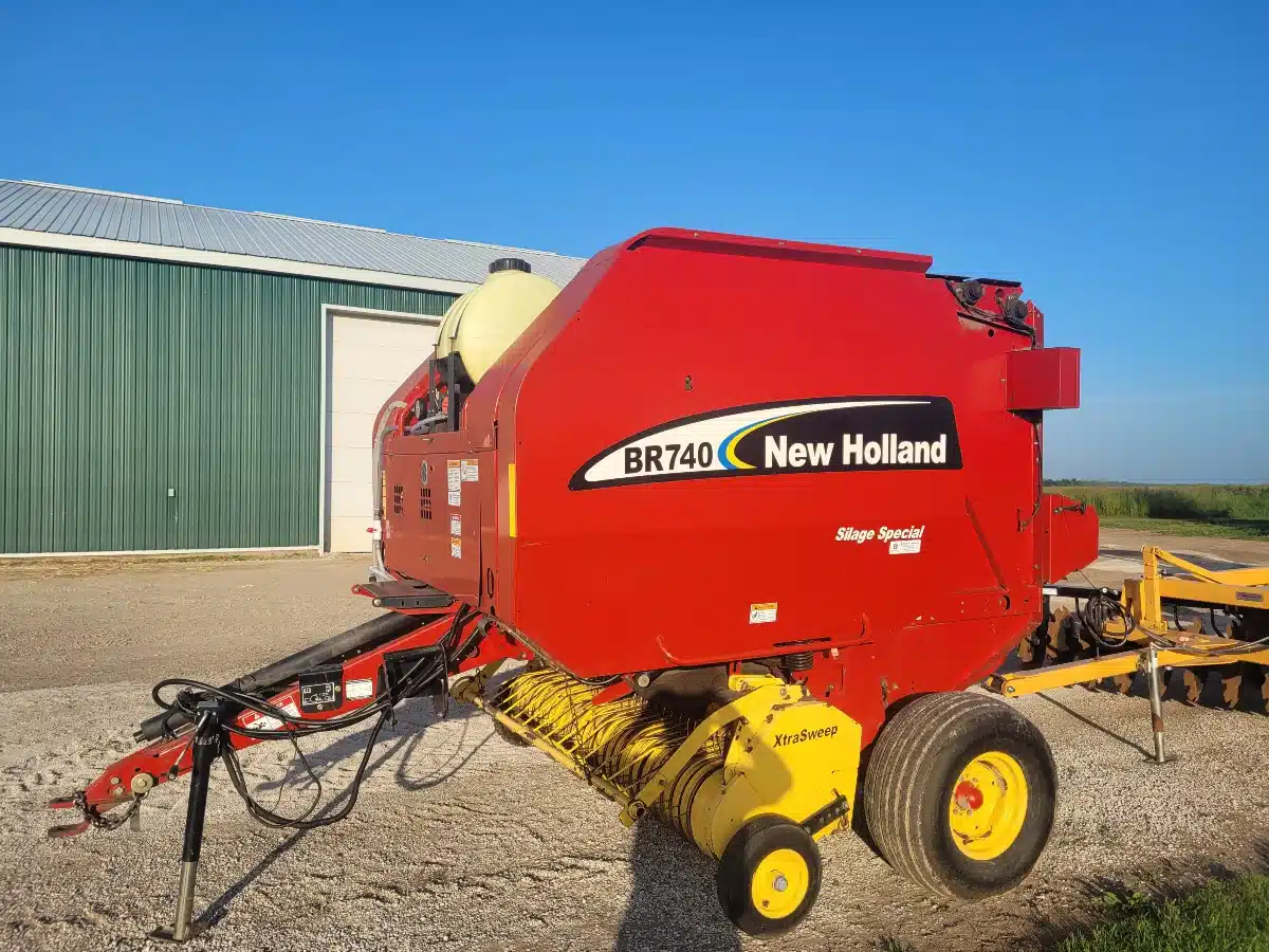 Gallery image 1 for Used New Holland BR740 Round Baler