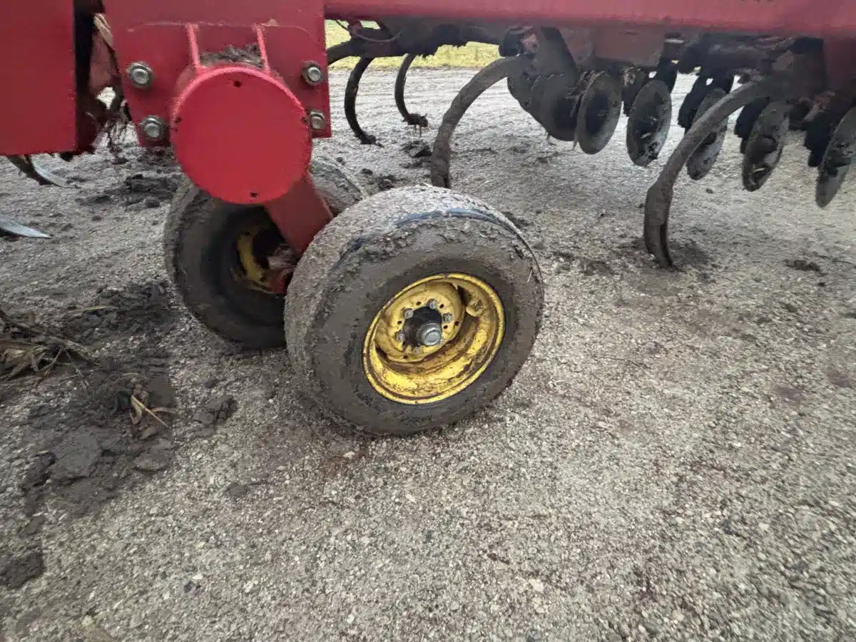 Gallery image 2 for Used 2004 Sunflower 4510 Disc Chisel