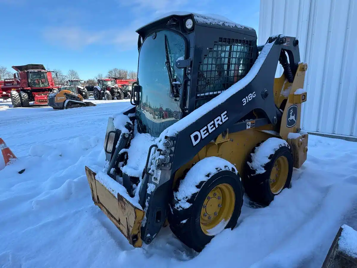 Photo de la Galerie 2 pour 2023 DEERE 318G chargeuse à direction à glissement