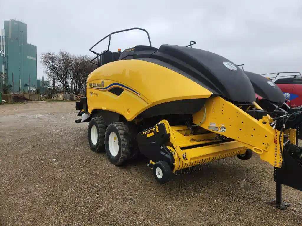 Gallery image 1 for 2024 New Holland BIG BALER 330R PLUS Square Baler - Large
