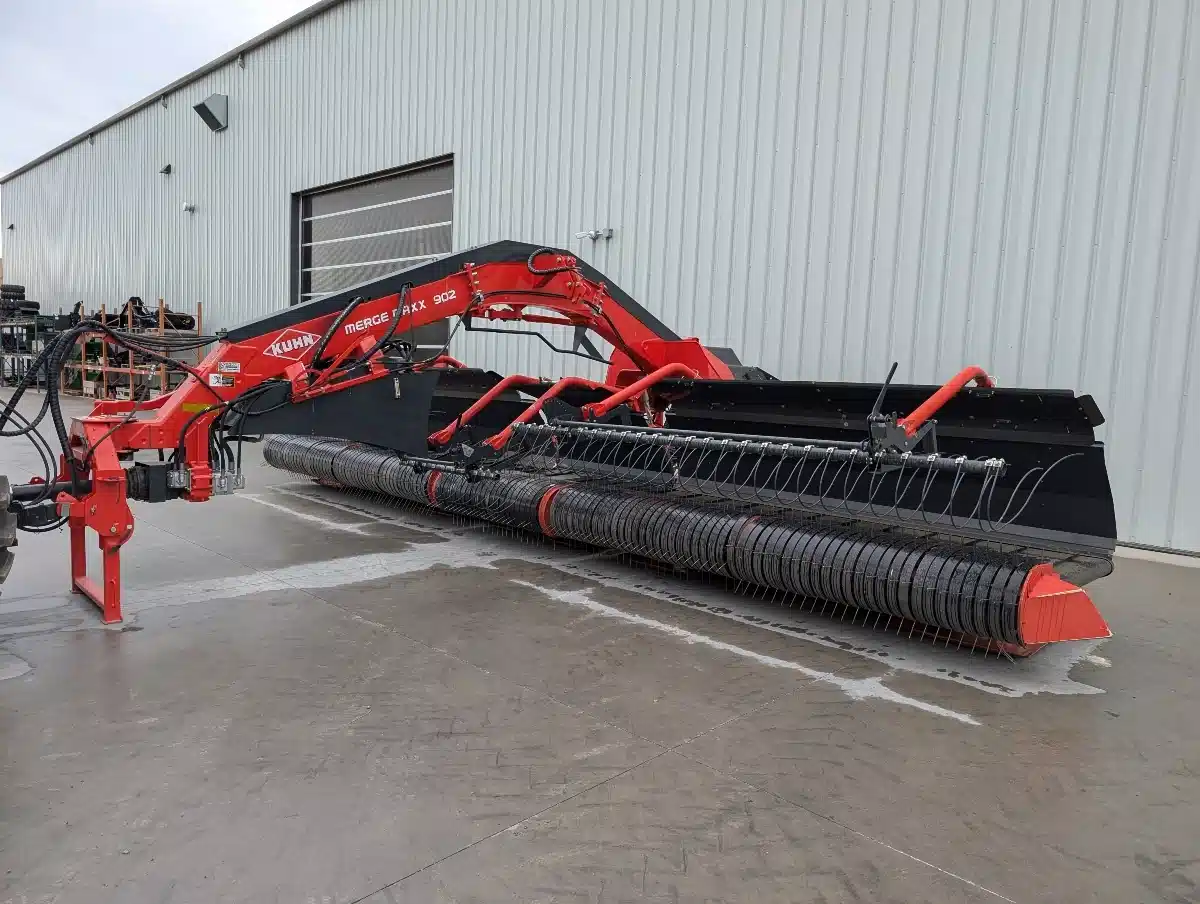 Gallery image 1 for 2017 Kuhn MM 902 Windrow Merger